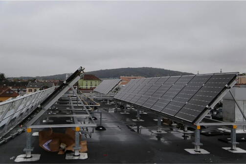 Panneaux solaires Li-Mithra sur un toit de batîment tertiaire